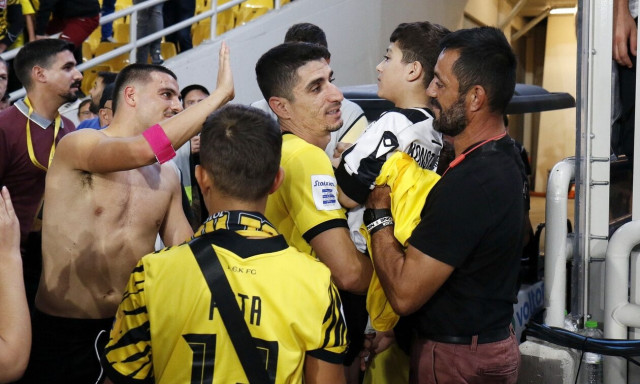 ΑΕΚ – ΠΑΟΚ: Μάνταλος και Γαλανόπουλος πήγαν στον μικρό Γιάννη | Όμορφες εικόνες στην «OPAP Arena»