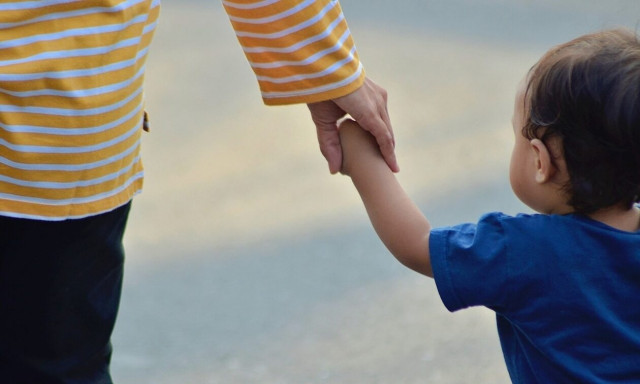 Επίδομα μητρότητας: Επεκτείνεται σε αυτοαπασχολούμενες και αγρότισσες – Όλες οι πληροφορίες