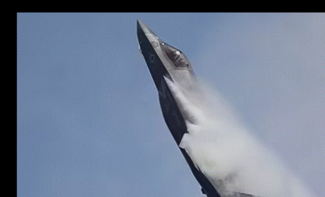 Ιράκ: Αεροσκάφος έθεσε στο στόχαστρο αυτοκινητοπομπή φορτηγών στη Συρία