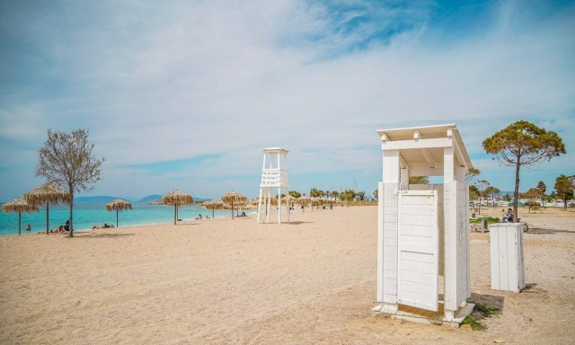 Καιρός: Με ζέστη και λίγες τοπικές βροχές η Δευτέρα - Η πρόγνωση μέχρι την Παρασκευή