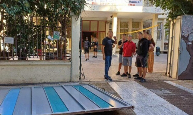 Νέα Σμύρνη: Παραλίγο τραγωδία σε λύκειο της περιοχής - Κατέρρευσε βαριά σιδερένια πόρτα