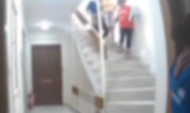 Νίκαια: «Συμμορία» μπαίνει σε πολυκατοικίες και ελέγχει σε ποια διαμερίσματα λείπουν οι ιδιοκτήτες