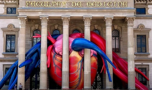 Μια πελώρια καρδιά στην κιονοστοιχία της Σχολής Ιατρικής στη Βαρκελώνη