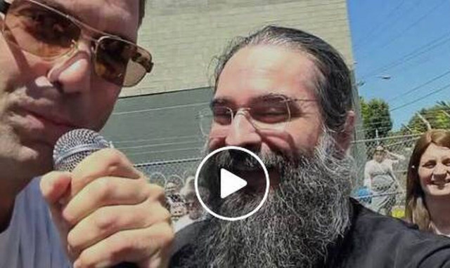 Παπάς από τα Τρίκαλα τραγούδησε στην Αυστραλία... «θα γίνω παπάς» - Δείτε το βίντεο