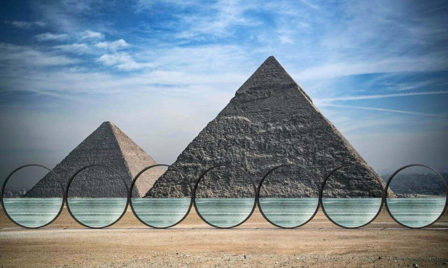 Ο Κώστας Βαρώτσος έκανε τις Πυραμίδες της Γκίζας να επιπλέουν στο νερό