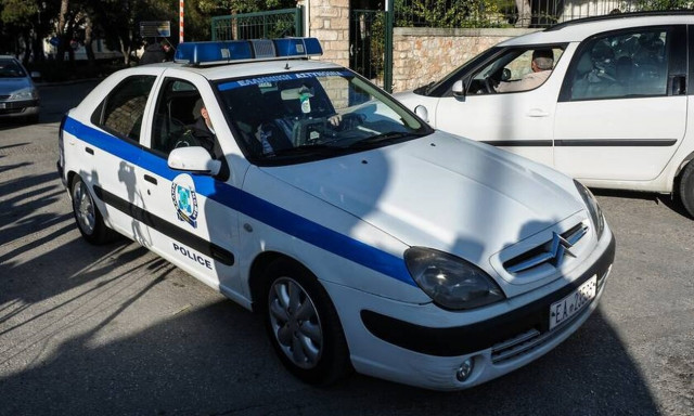 Φάρσαλα: Ανήλικοι πετούσαν πέτρες σε αυτοκίνητα – Από θαύμα γλύτωσαν ένας αστυνομικός και η κόρη του