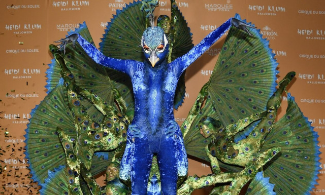 Χάιντι Κλουμ: H «βασίλισσα του Halloween» επέστρεψε - Μεταμφιέστηκε σε τεράστιο παγώνι