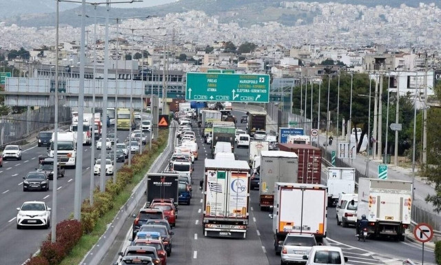Κίνηση στους δρόμους: Καθυστερήσεις στην Αττική Οδό - Τροχαίο στην περιφερειακή Υμηττού
