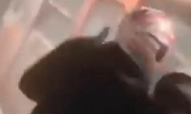 Μοναστηράκι: Η στιγμή της επίθεσης με εύφλεκτο υγρό σε συρμό του ΗΣΑΠ - «Κάψτους, κάψτους»