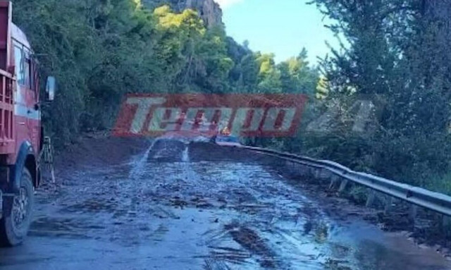 Καιρός: Οδηγοί εγκλωβίστηκαν στις λάσπες στην Παλαιά Εθνική Οδό Πατρών Αθηνών λόγω κακοκαιρίας
