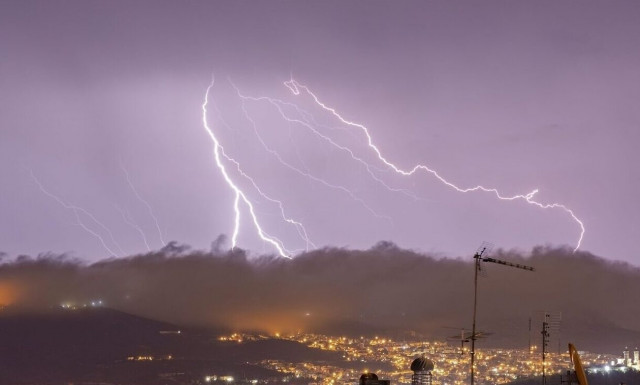 Πάτρα - Μεσολόγγι: Σαρώνει η κακοκαιρία με καταιγίδες και ριπές ανέμων