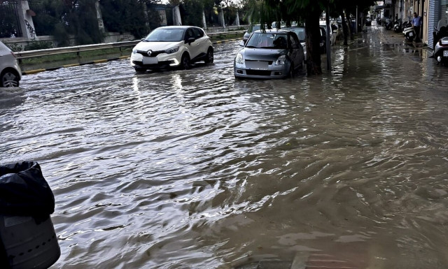 Καιρός: Κατολισθήσεις λόγω κακοκαιρίας – Πού έχει διακοπεί η κυκλοφορία