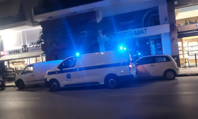 Λάρισα: Μηχανή προσέκρουσε σε διπλοπαρκαρισμένο αυτοκίνητο – Στο νοσοκομείο ο δικυκλιστής