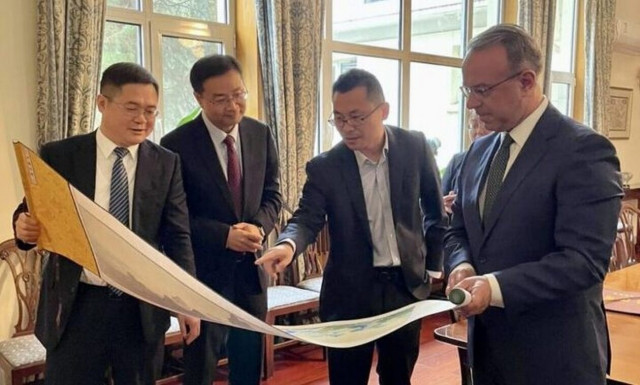 Ο Χρήστος Σταϊκούρας συναντήθηκε με τη διοίκηση της κινεζικής Yutong για τα 250 ηλεκτρικά λεωφορεία