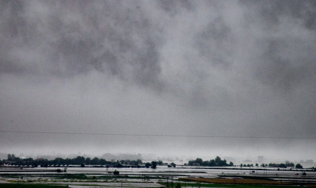 Κακοκαιρία: Σαρώνει τη δυτική Ελλάδα - Εκκένωση χωριού, πτώσεις δέντρων και κατολισθήσεις