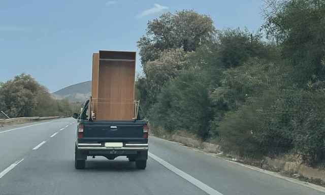 Αγροτικό στον ΒΟΑΚ φορτωμένο με ντουλάπα στα 6 μποφόρ