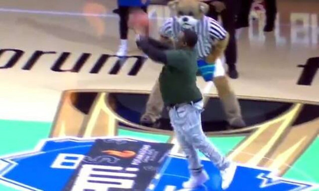NBA: Φίλος των Μπακς το έβαλε από το κέντρο και κέρδισε 10.000 δολάρια – Το video που έγινε viral