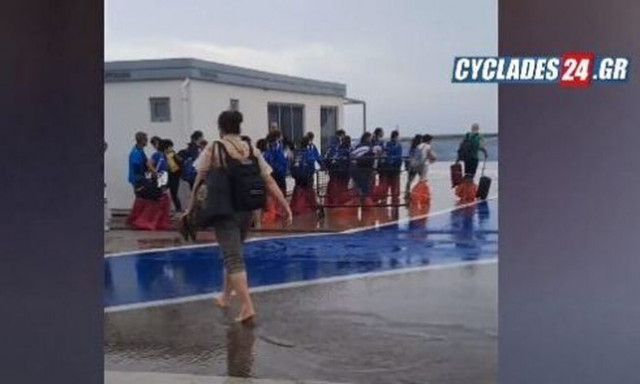 Ασύλληπτες εικόνες στο λιμάνι της Τήνου: Επιβάτες επιβιβάζονται ξυπόλητοι στο πλοίο λόγω κακοκαιρίας