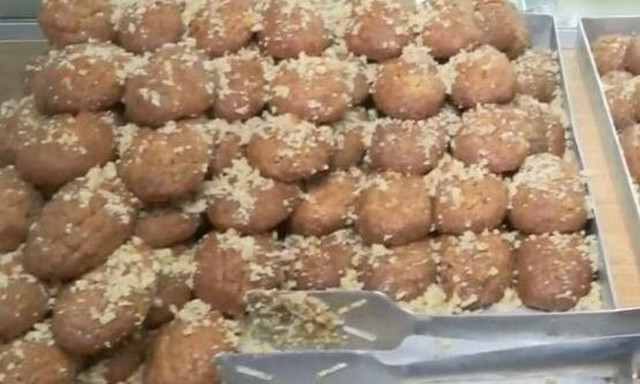 Χριστούγεννα 2023: Πόσο πωλούνται φέτος τα μελομακάρονα