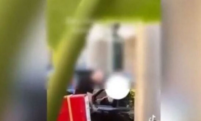 Σάλος με τον «νταή» που βρίζει γυναίκα οδηγό και κλωτσάει το αυτοκίνητό της [vid]