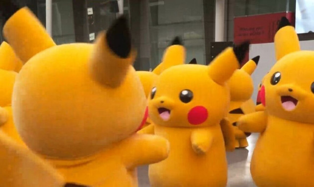 Πίκατσου καλωσορίζουν την περίοδο των Χριστουγέννων χορεύοντας «All I want for Christmas»