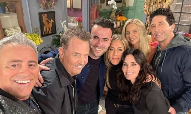 Μάθιου Πέρι: Τα «Φιλαράκια» τον συνόδευσαν στην τελευταία του κατοικία (vid)