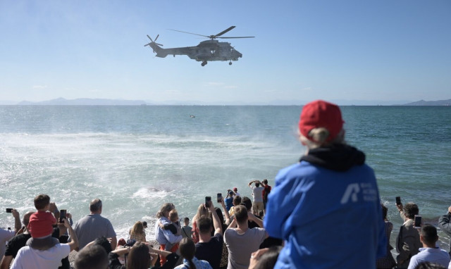 Γιορτάζει η Πολεμική Αεροπορία: Εντυπωσιακές επιδείξεις από αεροσκάφη στον Φλοίσβο παρουσία Δένδια