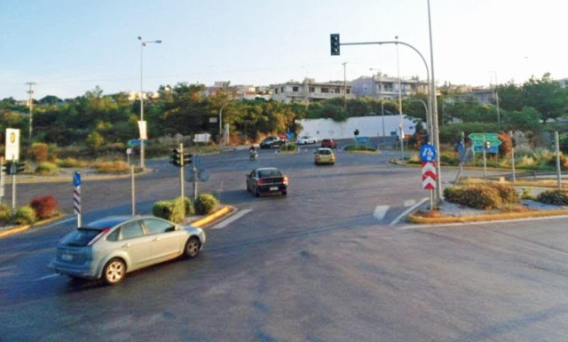 Ρεθυμνιώτες παίζουν τη ζωη τους κορόνα γράμματα στους δρόμους της πόλης