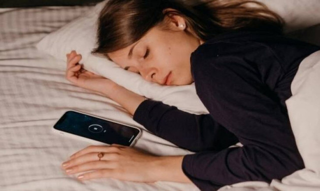 Χειροπράκτης αποκάλυψε τη χειρότερη στάση ύπνου: Μπορεί να τραυματίσει σοβαρά την πλάτη (vid)