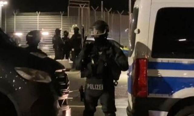 Αμβρούργο: Ολονύχτιο θρίλερ στο αεροδρόμιο - Πατέρας με όμηρο το παιδί του θέλει να πάει Τουρκία