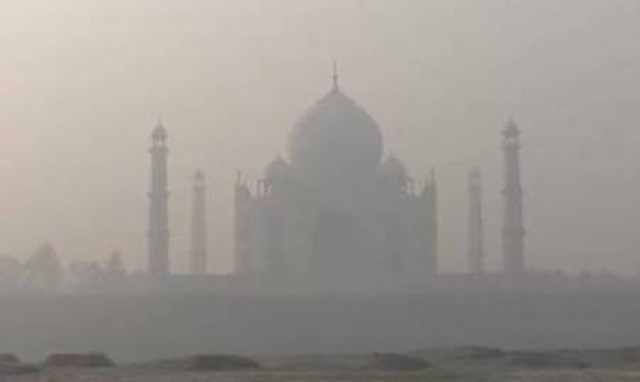 Ινδία: Το Ταζ Μαχάλ «πνίγεται» στην ομίχλη ενώ τα επίπεδα του τοξικού νέφους ανεβαίνουν επικίνδυνα