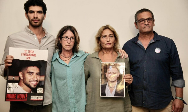 Συγγενείς ομήρων της Χαμάς από την Αθήνα: «Θα κάναμε και συμφωνία με τον διάβολο για να επιστρέψουν»