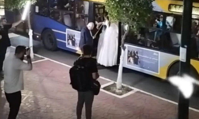 Καμίνια: Ένας ασυνήθιστος γάμος - Η νύφη έφτασε στην εκκλησία με… τρόλεϊ