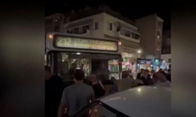 Βύρωνας: Επιβάτες λεωφορείου επιτέθηκαν σε οδηγό που πάρκαρε παράνομα