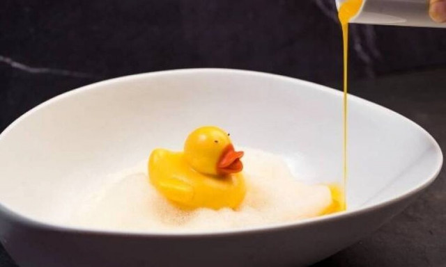 To πιο περίεργο γλυκό που έχεις δει: Σερβίρεται σε έναν ουρανοξύστη στο Ντουμπάι