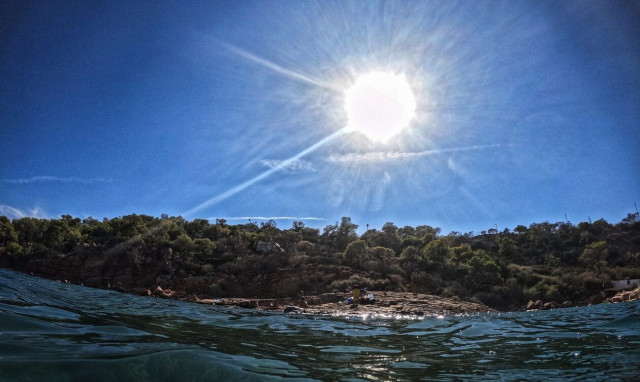 Ο φετινός Οκτώβριος ήταν ο θερμότερος όλων των εποχών - Ρεκόρ υπερθέρμανσης στη θάλασσα