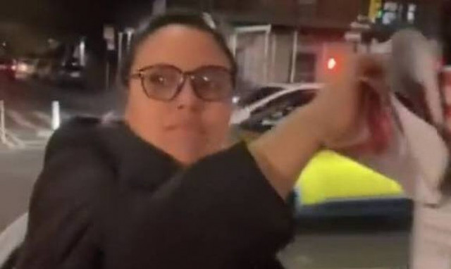 Νέα Υόρκη: Παραιτήθηκε δημόσια συνήγορος μετά τον σάλο – Έσκιζε αφίσες με ομήρους της Χαμάς