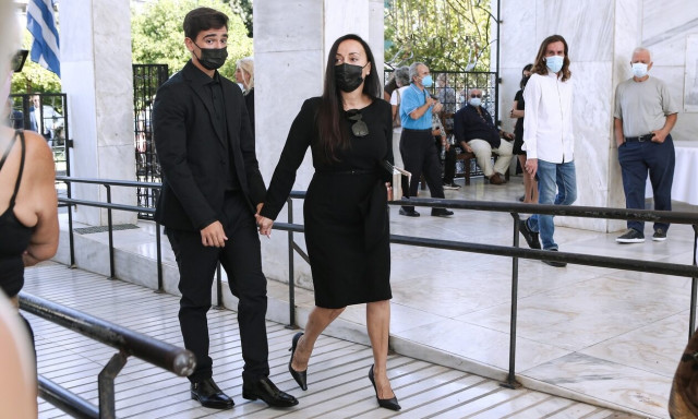 Βίκυ Σταμάτη: Δηλώνει «πικραμένη» και ετοιμάζεται να εγκαταλείψει την Ελλάδα με τον γιο της