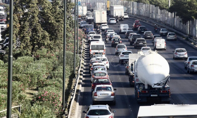 Κίνηση τώρα: Φορτηγό έμεινε από λάστιχο στον Κηφισό και προκάλεσε κυκλοφοριακό κομφούζιο