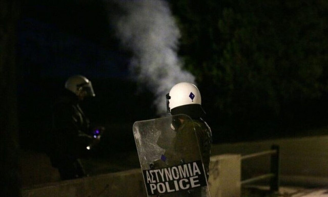 Εξάρχεια: Άγνωστοι επιτέθηκαν με αντικείμενα σε αστυνομικούς - Απάντησαν με χημικά