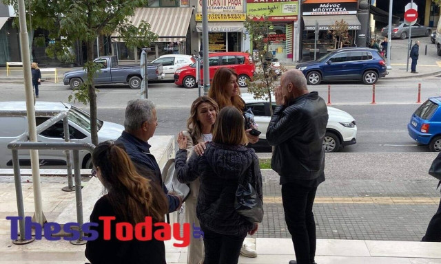 Συγκίνηση έξω από τα δικαστήρια - Οι γονείς της Έμμας συνάντησαν τη γυναίκα που έλαβε το νεφρό της