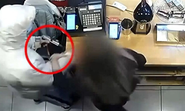 Θεσσαλονίκη: Βίντεο ντοκουμέντο - Ατρόμητη νεαρή σπρώχνει ένοπλο ληστή