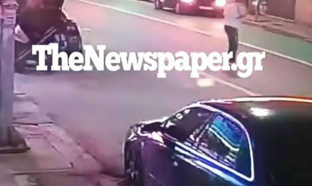 Βόλος: Νέο σοκαριστικό βίντεο από τη στιγμή που η μηχανή παρασέρνει τον παππού και το βρέφος