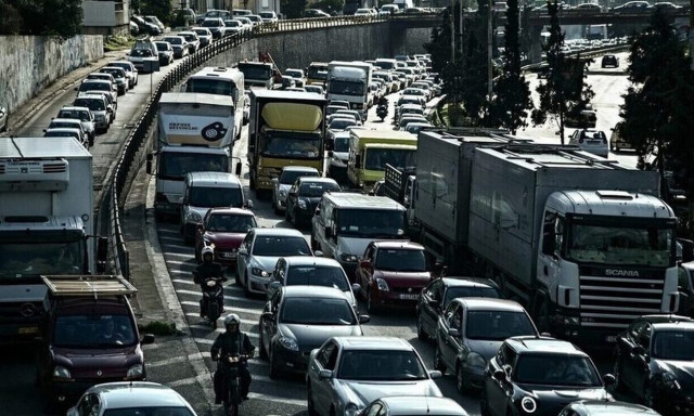 Κίνηση τώρα: Μεγάλες καθυστερήσεις στην Αττική Οδό λόγω τροχαίου – «Κόλαση» ο Κηφισός