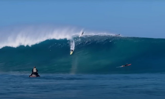 Σέρφερ «δάμασε» κύμα 13,3 μέτρων και μπήκε στο βιβλίο Γκίνες - Βίντεο που κόβει την ανάσα