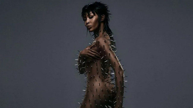 Nαόμι Κάμπελ: Νέα μεταμόρφωση για το μοντέλο - Ποζάρει γυμνή και καλυμμένη με καρφιά