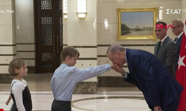 Τουρκία: Μεγάλο θέμα το χειροφίλημα του Ερντογάν στα 4 παιδιά του πρέσβη της Σλοβενίας