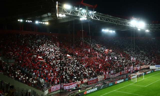 Ολυμπιακός: Τιμωρία από UEFA - Μερικό κλείσιμο εξέδρας για ένα πανό