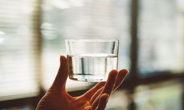 Μελέτη: Οι γαργάρες με αλατόνερο βοηθούν στην πρόληψη της νοσηλείας για covid-19