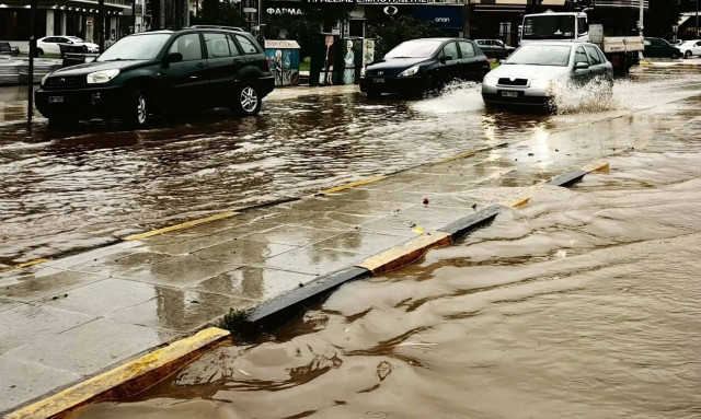 Αργολίδα: Ισχυρή καταιγίδα με δυνατό αέρα - Έπεσαν δέντρα και πλημμύρισαν δρόμοι